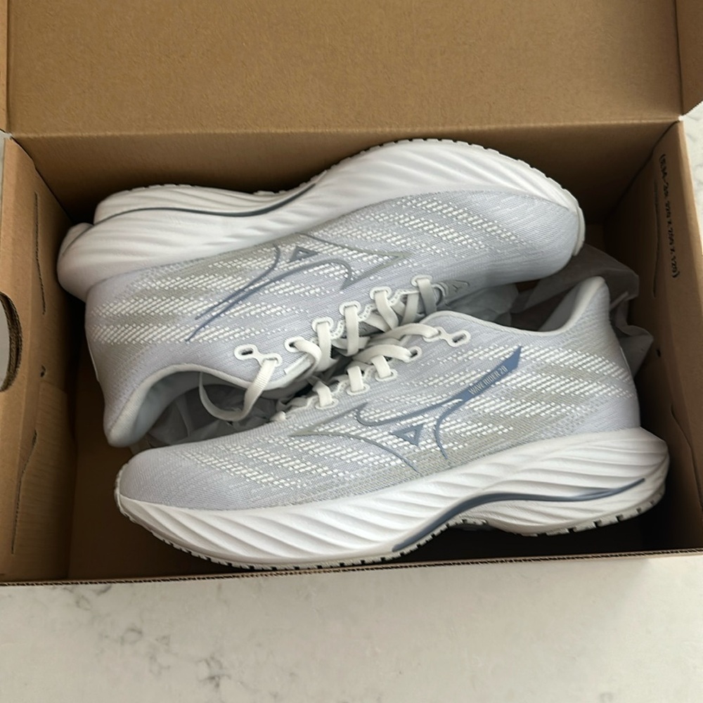 Mizuno women’s wave rider 28. brand new with box